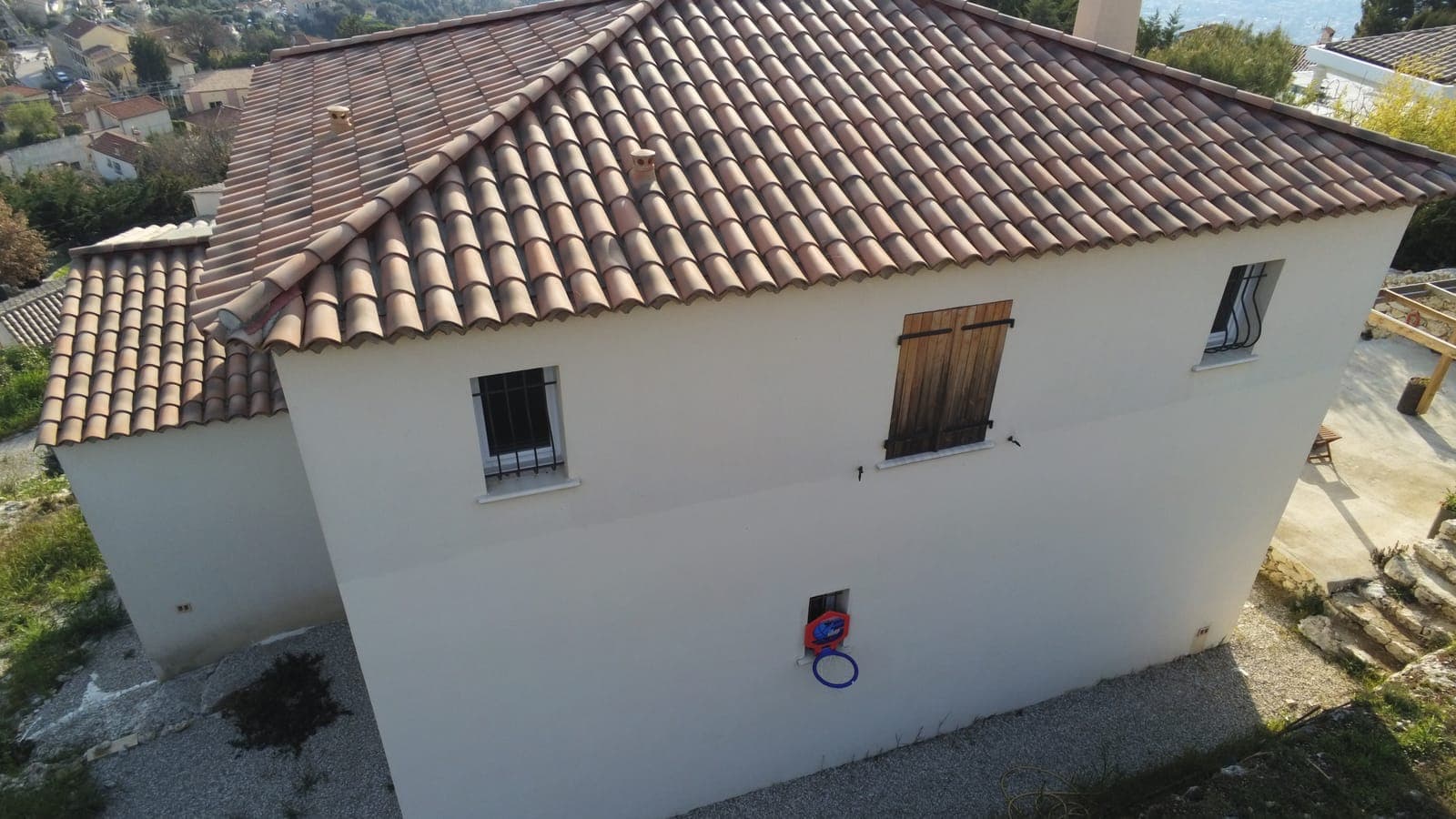 Maison à étage sous un toit à quatre pans en tuiles de terre cuite, vue d'en haut